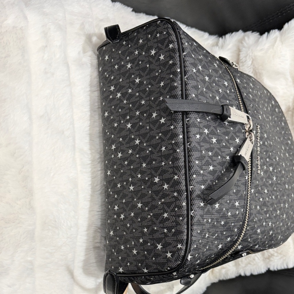 Black Star-Patterned Backpack - image 4